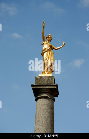 Une statue de guilded Françoise, regarde vers le bas de sa colonne sur la Place de la République à Villedieu-les-Poeles Banque D'Images