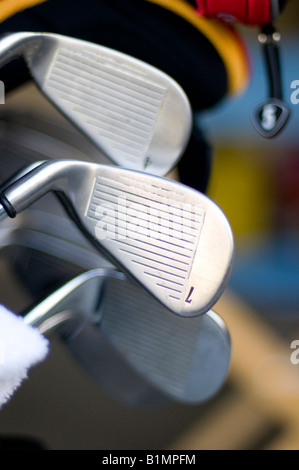 Clubs de golf dans un sac, attendre pour jouer, USA. Banque D'Images