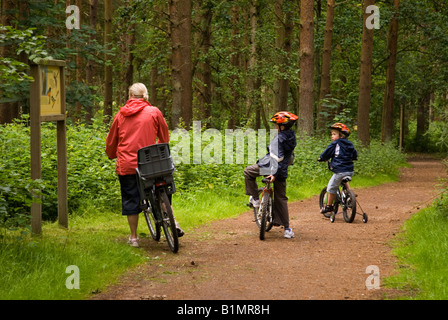 À la famille de la Woodland signe la faune à Center Parcs à Elveden près de Thetford,UK Banque D'Images