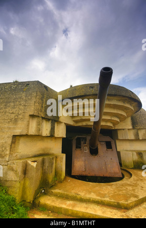 Normandie, France. Des armes à feu de la marine allemande à l'Longues sur mer batterie côtière, utilisé pour les forces américaines au cours de shell D-Day en 1944 Banque D'Images