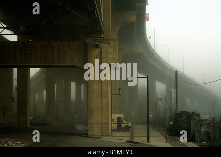 Sous le pont Granville à Vancouver dans la brume matinale Banque D'Images