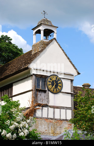 Tour de l'horloge dans des jardins, abbaye de Lacock, Lacock, Wiltshire, Angleterre, Royaume-Uni Banque D'Images