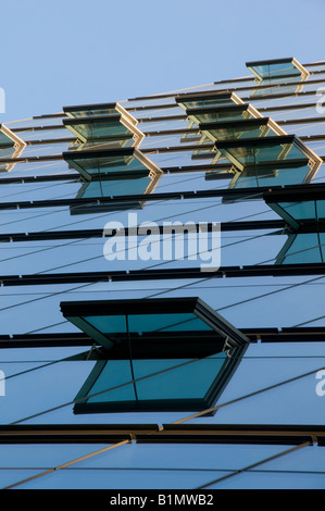 Vue vers le haut de la façade vitrée de la tour de train qui abrite le siège de la Deutsche Bahn à Potsdamer Platz. Berlin, Allemagne Banque D'Images