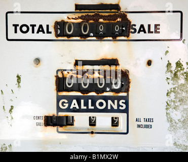 Close up of rusty jauge sur ancien distributeur de gaz Banque D'Images