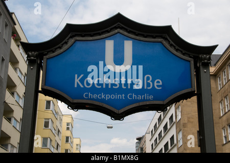 Panneau à l'entrée de la gare U-Bahn Kochstrasse dans le quartier Mitte Berlin Allemagne Banque D'Images