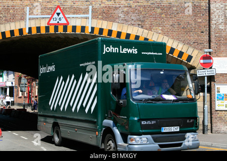 Camion passant sous le pont ferroviaire faible network rail chelmsford essex town center shops england uk go Banque D'Images