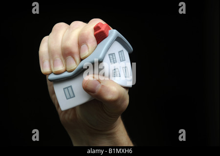 Dans UNE MAISON MODÈLE MANS PART DU MARCHÉ DE L'HABITATION À NOUVEAU LES PRIX DE L'ÉCONOMIE propriété AGENTS IMMOBILIERS,UK. Banque D'Images