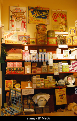 Old Grocer's shop, Milestones Living History Museum, Basingstoke Leisure Park, Basingstoke, Hampshire, Royaume-Uni Banque D'Images