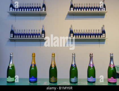 Une ligne de bouteilles de Champagne en différentes couleurs à la cave Pommery à Reims, France Banque D'Images