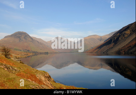 Scafell Pike et les éboulis de Wastwater as été l'eau. Banque D'Images