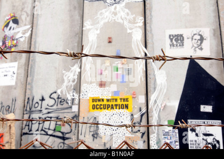 Un graffiti sur la controversée "barrière de sécurité", un mur construit par les Israéliens à se séparer des Palestiniens. Banque D'Images