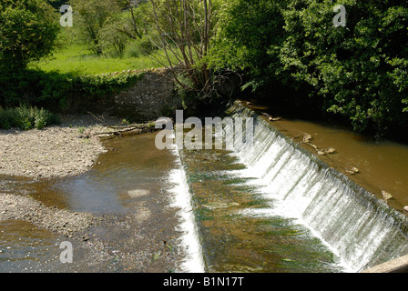 Weir sur la rivière Onny, Stokesay, Shropshire Banque D'Images