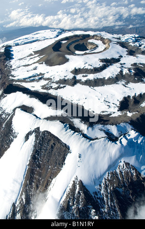 Vue aérienne de Kilimandjaro 19335.6 ft. (5895 m) plancher de cratère avec cône de cendres et de fosse, le sud du champ de glaces (premier plan), Tanzanie Banque D'Images