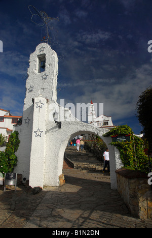 La porte et l'église le Monserrate, Bogota, Colombie, Amérique du Sud Banque D'Images