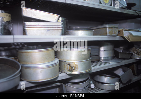 Des étagères pleines de Cuisine Casseroles et ustensiles de pâtisserie dans la section pâtisserie d'un grand restaurant Banque D'Images