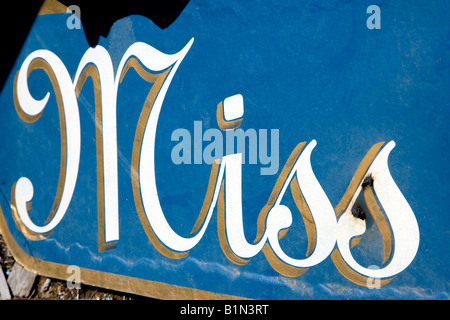 Panneau bleu avec le mot miss en écriture cursive écrit dessus Banque D'Images