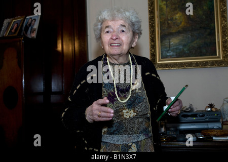 Quatre-vingt-douze ans, femme polonaise avec une barre de chocolat dans sa main Banque D'Images