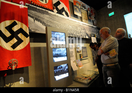 La visite d'un peuple israélien prix décrivant la montée au pouvoir des nazis dans le Yad Vashem à Jérusalem. Banque D'Images