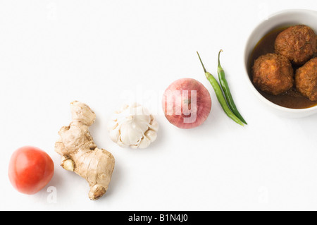 Close-up de boulettes de viande servis dans un bol avec des légumes crus Banque D'Images