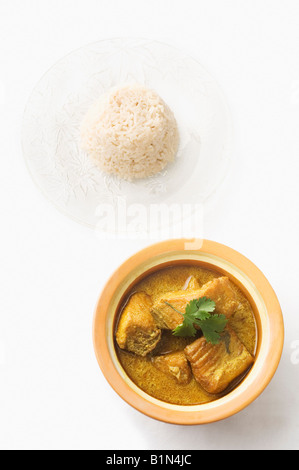 Close-up of curry de poisson dans un plat servi avec du riz bouilli Banque D'Images