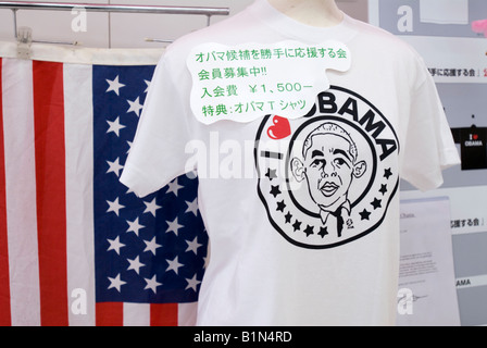 T-shirt avec l'effigie de Barack Obama en vente au magasin à Obama, Japon Banque D'Images