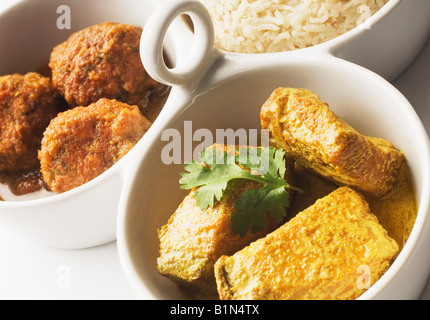 Close-up du riz bouilli et les boulettes avec curry de poisson servi dans des bols Banque D'Images