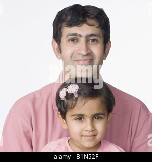 Portrait of a Mid adult man smiling avec sa fille Banque D'Images