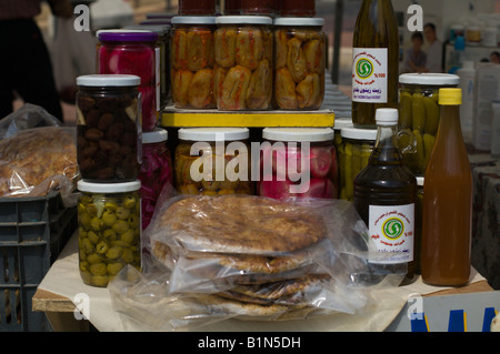 Les cornichons en vente dans un marché de rue de Beyrouth Banque D'Images