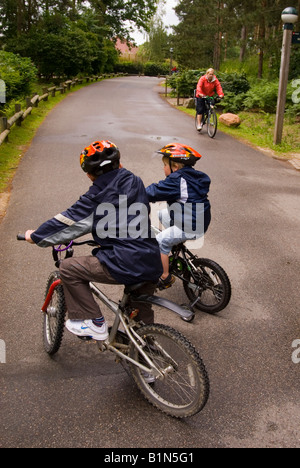 Vélo en famille à Center Parcs à Elveden près de Thetford,UK Banque D'Images