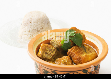 Close-up of curry de poisson dans un plat servi avec du riz bouilli Banque D'Images