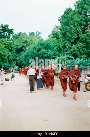 Les moines bouddhistes faisant la queue pour le petit déjeuner Bagan Myanmar Birmanie Pagan Banque D'Images