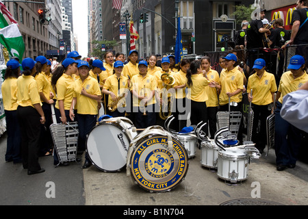 La Cathédrale High School Marching Band Toutes les filles se préparer à mars Banque D'Images