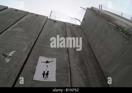 Un graffiti sur la controversée "barrière de sécurité", un mur construit par les Israéliens à se séparer des Palestiniens. Banque D'Images