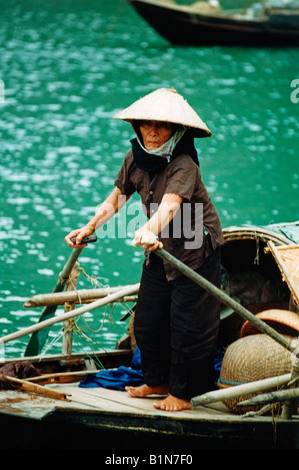 La baie d'Halong Vietnam Vietnamienne âgée Aviron golfe du Tonkin Banque D'Images