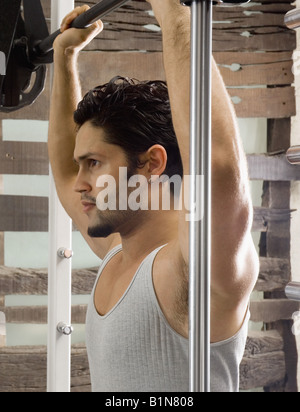 Portrait of a young man exercising in a gym Banque D'Images
