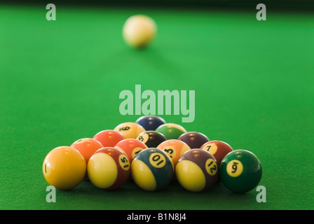 Close-up of pool boules sur une table de billard Banque D'Images