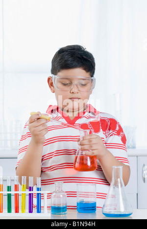 Boy doing expérience scientifique dans un laboratoire Banque D'Images