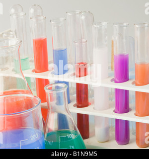 Close-up of test tubes in a test tube rack avec fioles coniques Banque D'Images