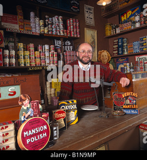 Robert Opie dans shop recréé au Musée de la publicité et l'emballage Collection Opie Banque D'Images