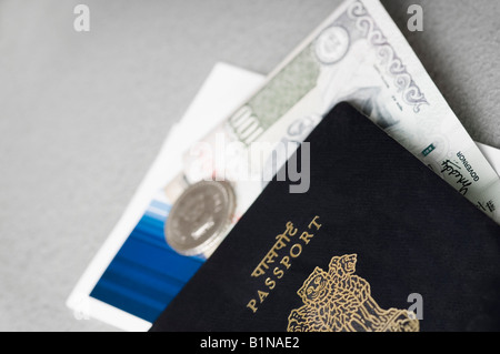 Close-up d'un passeport indien avec de l'argent et un billet d'avion Banque D'Images