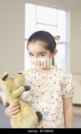 Portrait of a Girl holding un jouet en peluche Banque D'Images