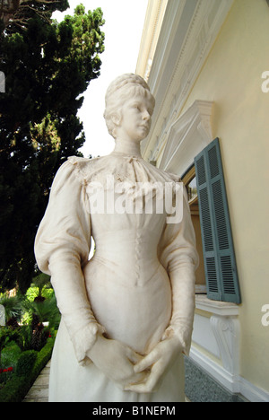 L'Impératrice Elisabeth Amalie Eugénie statue (également connu sous le nom de Sissi ou Sisi) dans son palais appelé Achilleon sur l'île grecque de Corfou Banque D'Images