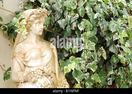 Statue dans le jardin de l'Impératrice Elisabeth Amalie Eugénie (connu sous le nom de Sissi ou Sisi) appelé Palais Achilleon sur l'île grecque de Corfou Banque D'Images