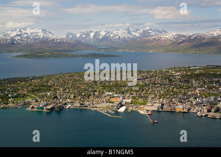 La ville de Tromsø en Norvège & vue sur Kvaløya Banque D'Images