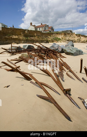 Chambre le bord de la falaise et les vestiges de défenses de la mer après une grave érosion côtière Happisburgh North Norfolk Coast UK Banque D'Images