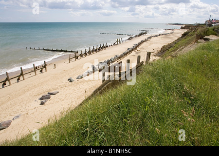 Défenses mer cassée avec des pierres offrant de défense secondaire contre l'érosion côtière Happisburgh North Norfolk Coast UK Banque D'Images