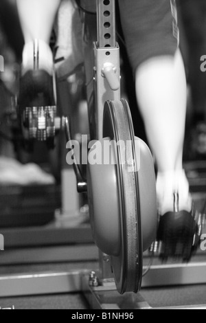 Un cycle de rotation dans l'action de classe, sous le genou de mouvement les instructeurs les jambes et les pédales de l'essorage statique. Banque D'Images