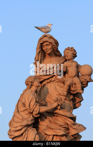 St Anne avec l'Enfant Jésus, Vierge Marie et béni de Dougall sur la tête sur le pont Charles en fin d'après-midi, coucher du soleil Banque D'Images