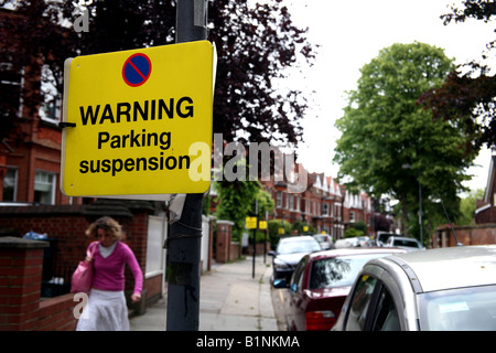 Suspension Parking sign in London street Banque D'Images