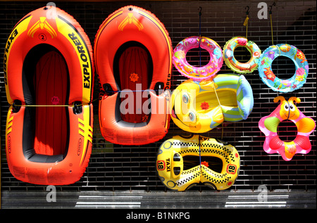 Des jouets de plage gonflables sur l'affichage à l'extérieur de l'atelier, en Angleterre Banque D'Images